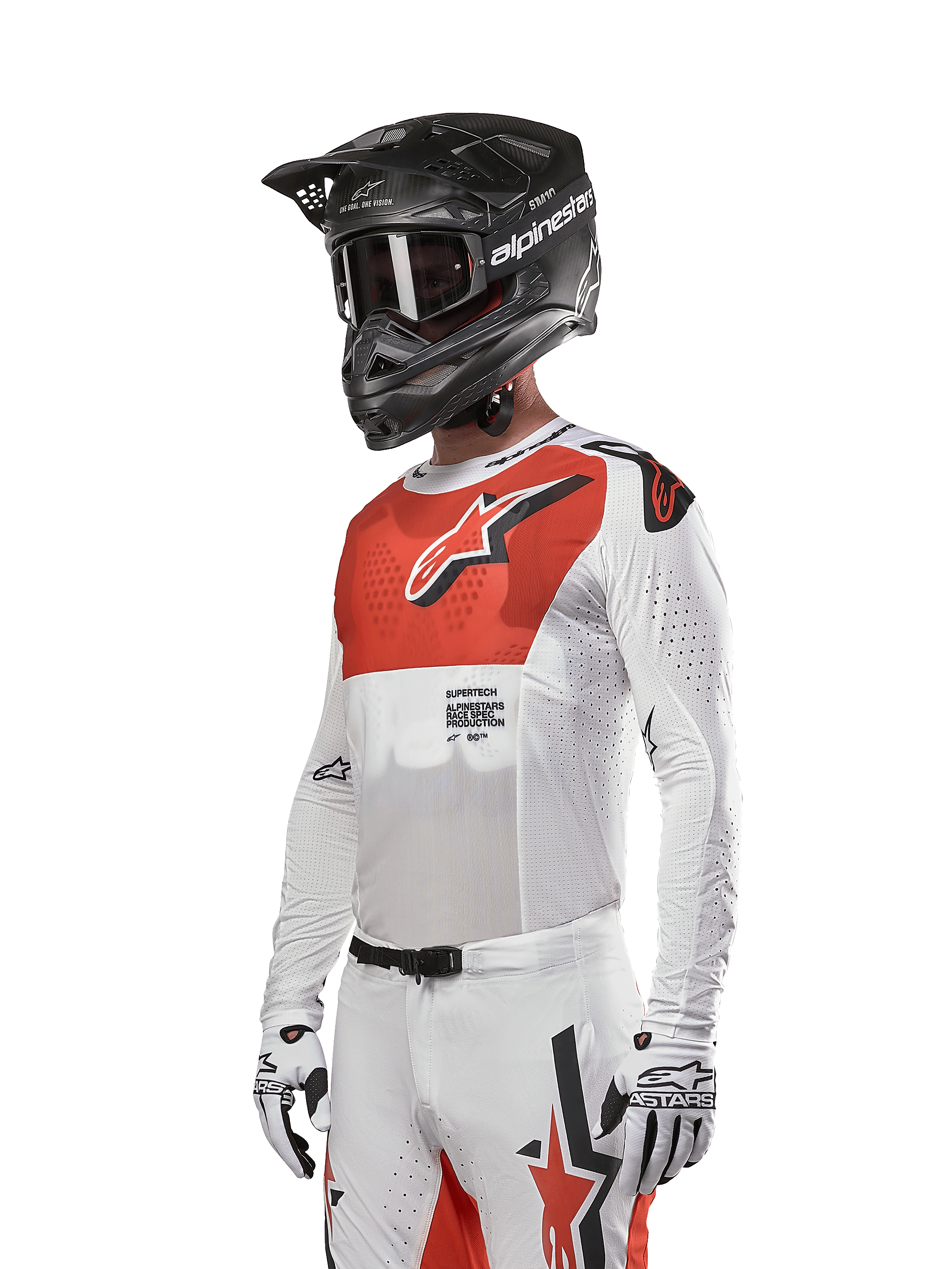 Camisola Alpinestars Supertech Ward 2024, camisola de motocross, branca e laranja vibrante, com painel peitoral vermelho e logótipo de estrela branco, mangas compridas com perfurações a laser, usada com capacete preto e luvas brancas, equipamento de motocross com ajuste atlético de competição