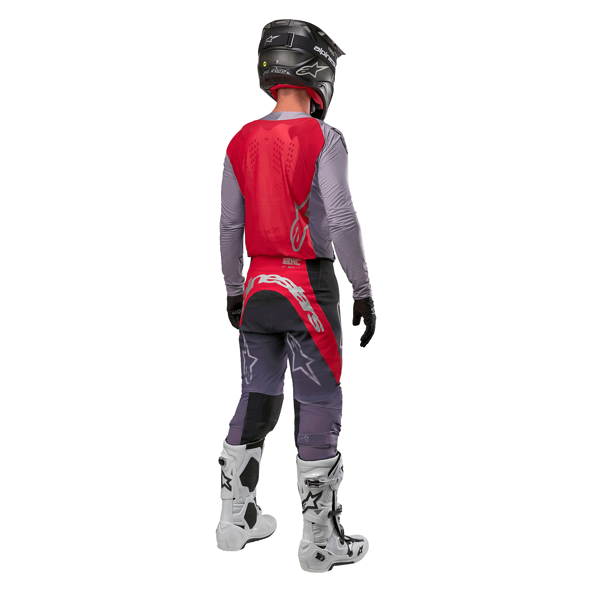Alpinestars 2024 Supertech Dade Jersey, camisola de motocross, vermelho Iron Red Berry e cinzento, vista traseira num piloto, com painel traseiro vermelho, logótipo cinzento e mangas cinzentas, usada com calças de corrida coordenadas em cinzento e vermelho, botas brancas e capacete preto, equipamento profissional de todo-o-terreno.