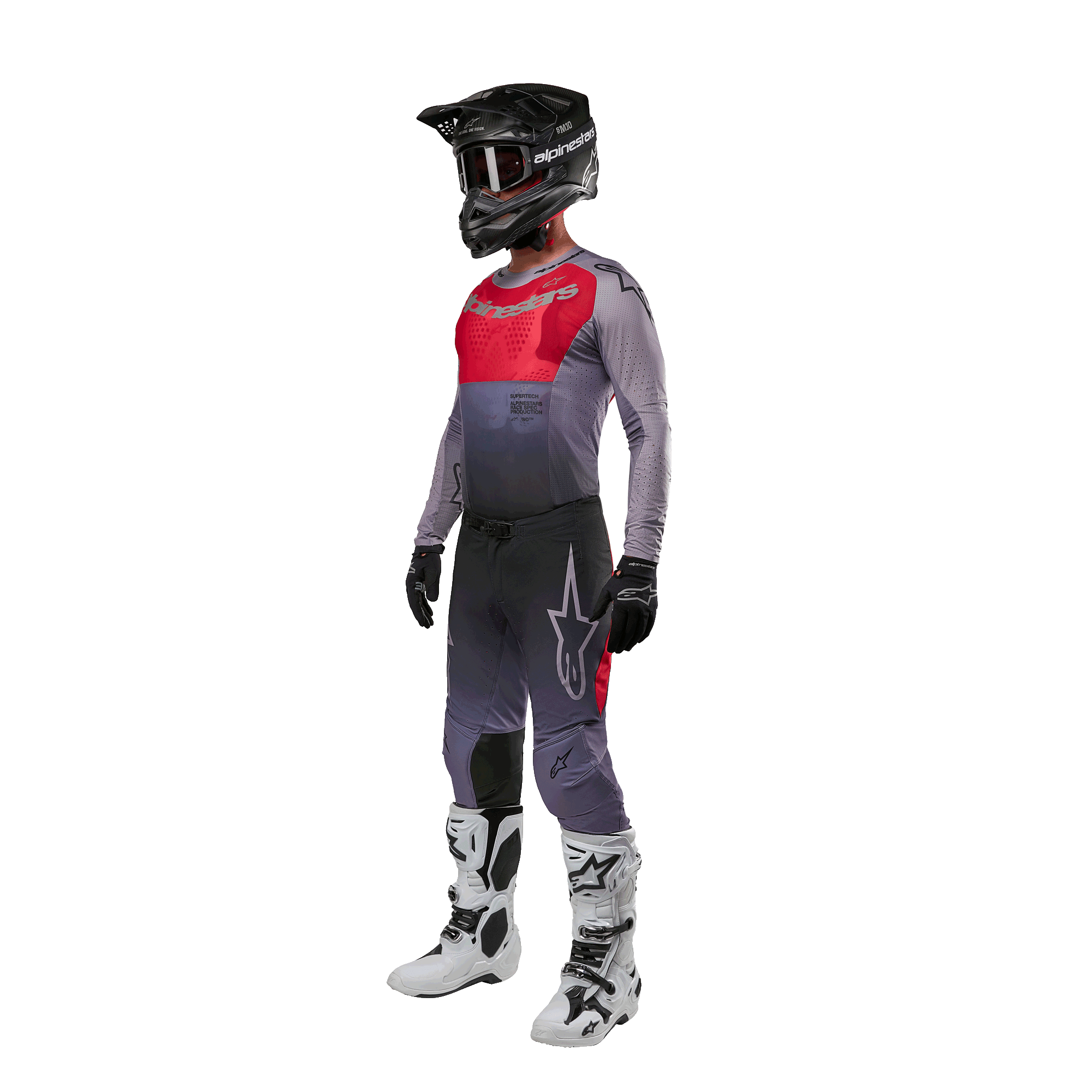 Piloto de motocross com equipamento de corrida completo, Camisola Alpinestars 2024 Supertech Dade em Iron Red Berry e cinzento, calças cinzentas com detalhes vermelhos, capacete preto com óculos, botas brancas e pretas, luvas pretas, conjunto coordenado para corridas todo-o-terreno