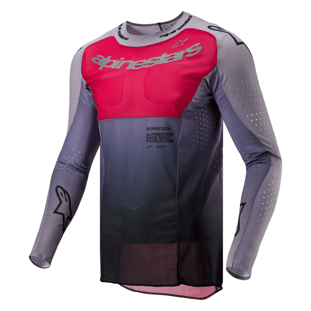 Alpinestars 2024 Supertech Dade Jersey, camisola de motocross, Iron Red Berry e cinzento, com um painel de peito vermelho vibrante e marca prateada, gradiente cinzento escuro na cintura, perfurações cortadas a laser nas mangas e laterais, e um design de ajuste de corrida atlético.