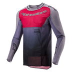 Alpinestars 2024 Supertech Dade Jersey, camisola de motocross, Iron Red Berry e cinzento, com um painel de peito vermelho vibrante e marca prateada, gradiente cinzento escuro na cintura, perfurações cortadas a laser nas mangas e laterais, e um design de ajuste de corrida atlético.