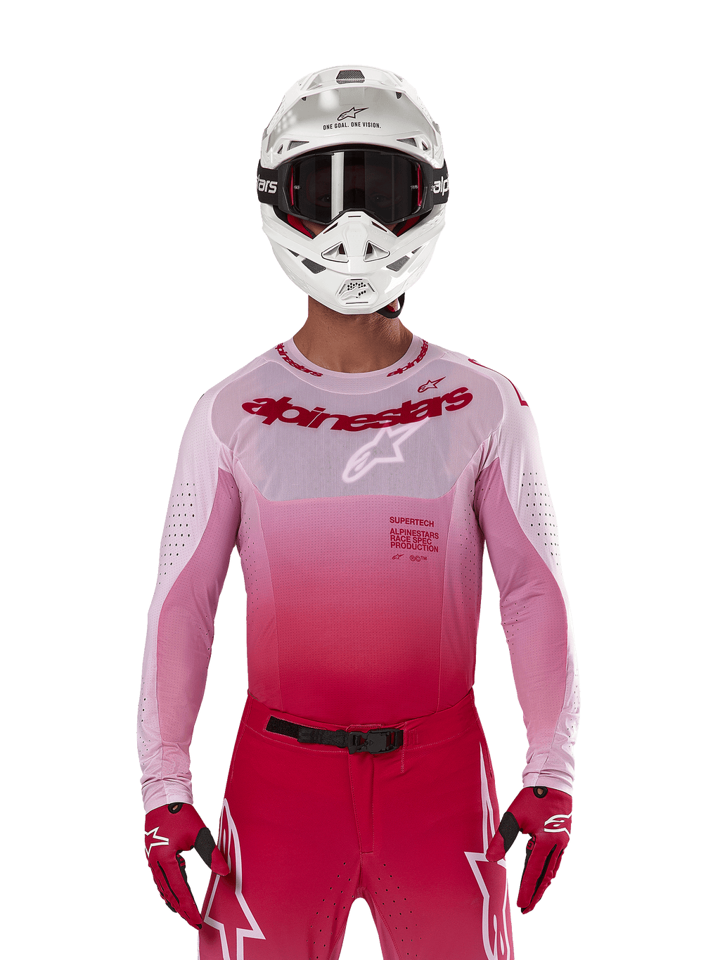 Piloto de motocross a usar a camisola Alpinestars 2024 Supertech Dade em Red Berry Lilac, calças a condizer, capacete branco com óculos pretos e luvas vermelhas, equipamento de corrida profissional coordenado com tons degradê em rosa e vermelho