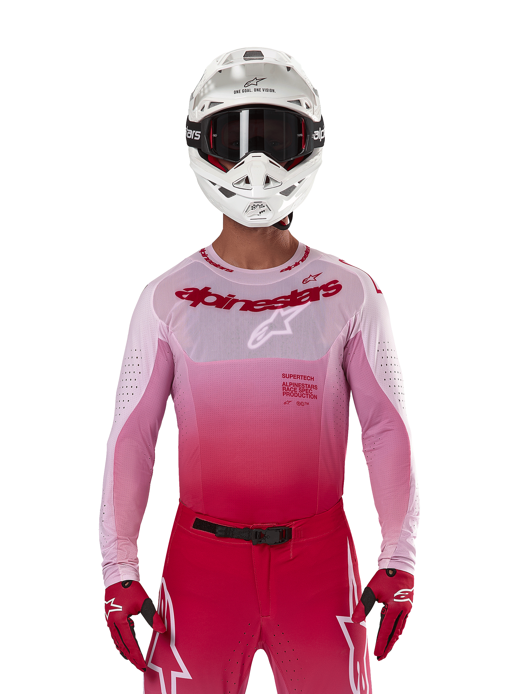 Piloto de motocross a usar a camisola Alpinestars 2024 Supertech Dade em Red Berry Lilac, calças a condizer, capacete branco com óculos pretos e luvas vermelhas, equipamento de corrida profissional coordenado com tons degradê em rosa e vermelho