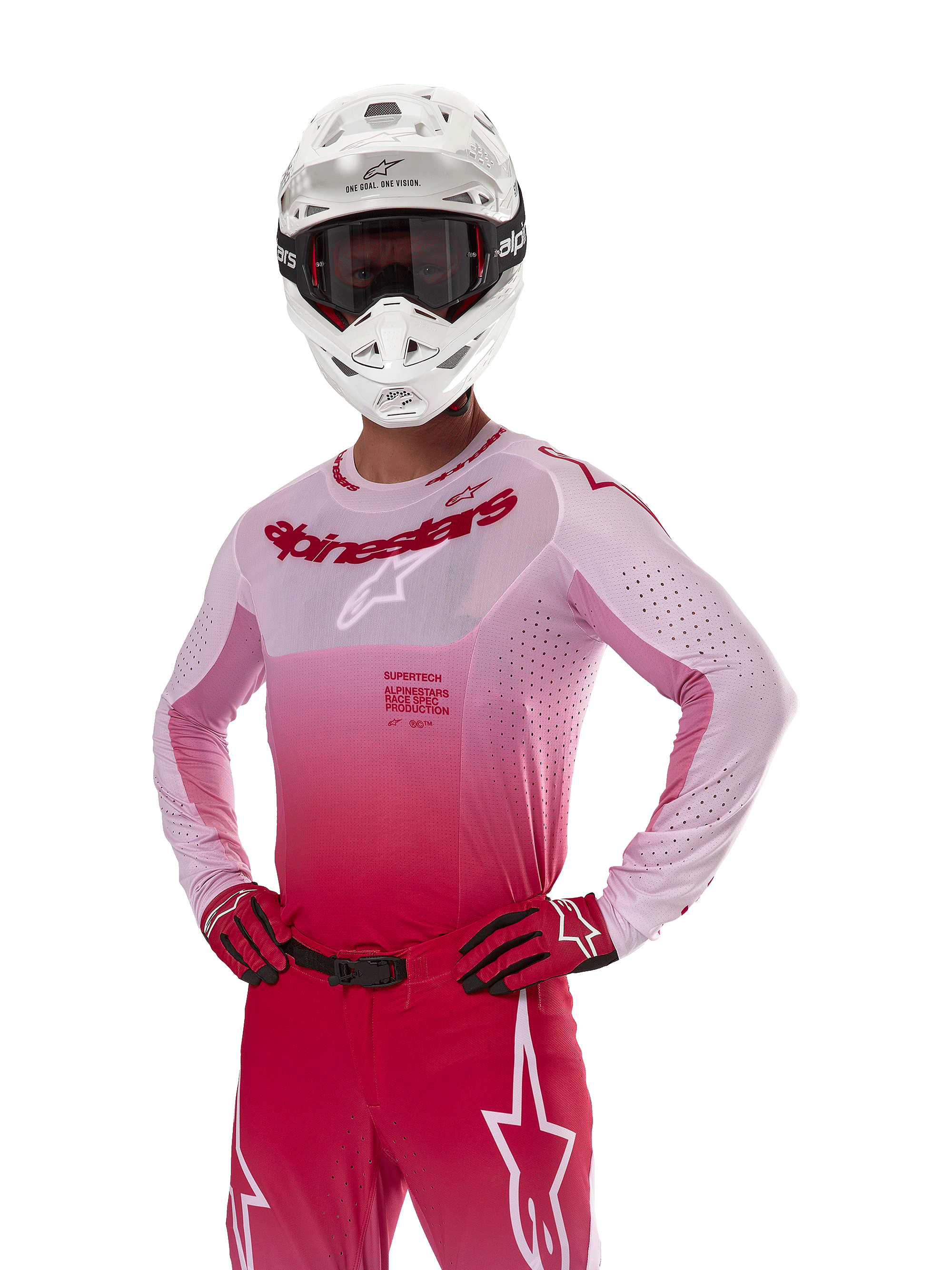 Alpinestars 2024 Supertech Dade Jersey, equipamento de motocross, design com gradiente Red Berry Lilac, camisola de manga comprida com perfurações cortadas a laser, usada por um piloto com capacete branco e luvas e calças vermelhas a condizer, kit profissional de motocross sobre fundo branco