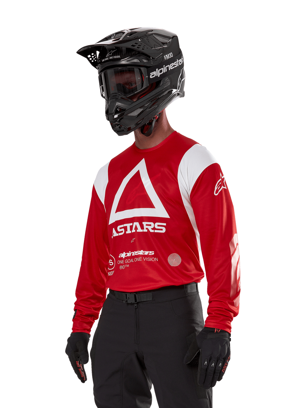 Alpinestars Techdura Jersey, camisola de motocross, vermelha e branca, com um design de triângulo branco e branding ASTARS, usada com capacete e luvas pretos, equipamento de corrida todo-o-terreno durável e com absorção de humidade