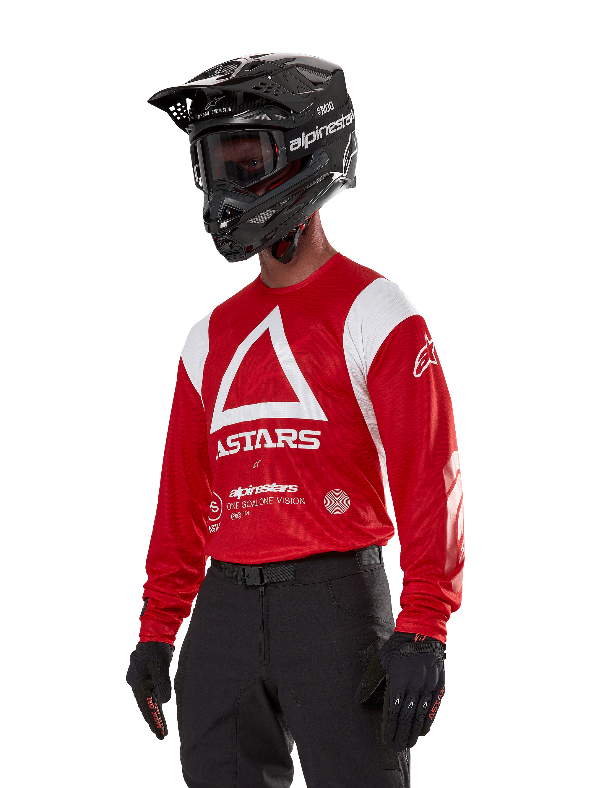 Alpinestars Techdura Jersey, camisola de motocross, vermelha e branca, com um design de triângulo branco e branding ASTARS, usada com capacete e luvas pretos, equipamento de corrida todo-o-terreno durável e com absorção de humidade