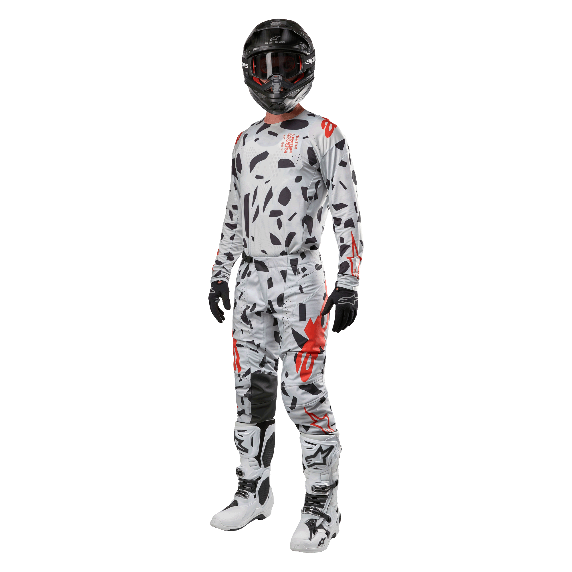 Piloto de motocross com camisola Alpinestars 2024 Techstar Rantera em Haze Gray Camo, calças a condizer com detalhes em vermelho e preto, capacete e óculos pretos, luvas pretas, botas brancas e pretas, equipamento completo de motocross para performance todo-o-terreno