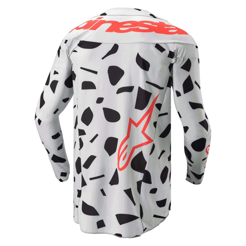 Alpinestars 2024 Techstar Rantera Jersey, vista traseira, camisola de motocross de manga comprida, Haze Gray Camo com padrões abstratos pretos, com a marca Alpinestars em vermelho nos ombros e logótipo de estrela vermelho na lateral inferior, concebida para desempenho em todo-o-terreno
