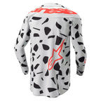 Alpinestars 2024 Techstar Rantera Jersey, vista traseira, camisola de motocross de manga comprida, Haze Gray Camo com padrões abstratos pretos, com a marca Alpinestars em vermelho nos ombros e logótipo de estrela vermelho na lateral inferior, concebida para desempenho em todo-o-terreno