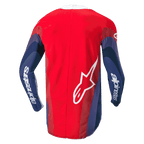 Alpinestars 2024 Techstar Pneuma Jersey, camisola de motocross, vermelha, azul e branca, vista traseira mostrando grafismos ondulados nas mangas, logótipo Alpinestars branco nos braços e logótipo Astar na parte inferior das costas, design ergonómico para condução fora de estrada
