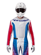 Alpinestars 2024 Techstar Pneuma Jersey, camisola de motocross, azul, vermelho Mars e branco, vista frontal usada por um piloto com capacete e luvas brancos, com perfurações a laser no peito e logótipo em destaque, vestuário de corrida atlético para todo-o-terreno