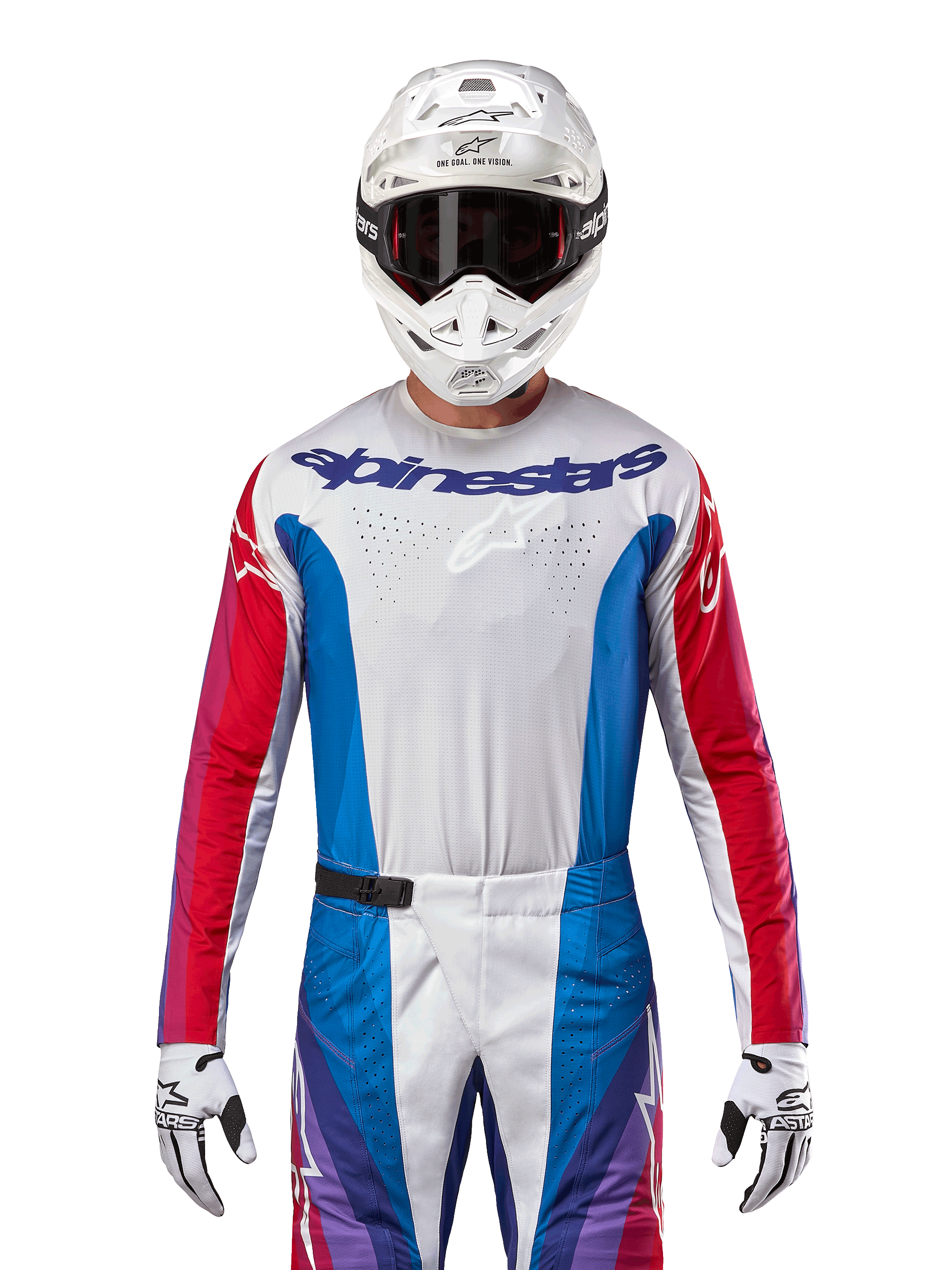 Alpinestars 2024 Techstar Pneuma Jersey, camisola de motocross, azul, vermelho Mars e branco, vista frontal usada por um piloto com capacete e luvas brancos, com perfurações a laser no peito e logótipo em destaque, vestuário de corrida atlético para todo-o-terreno