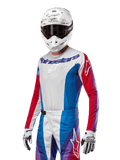 Alpinestars 2024 Techstar Pneuma Jersey, camisola de motocross, azul, vermelho Mars e branco com detalhes roxos, corte atlético de competição, equipamento de performance de manga comprida usado com capacete e luvas brancas
