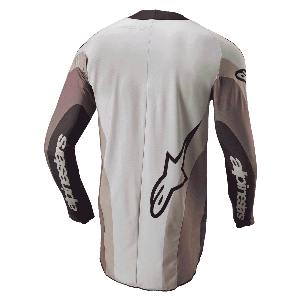 Alpinestars 2024 Techstar Pneuma Jersey, camisola de motocross, vista traseira em Areia Escura e Cinzento Poeira de Ferro, com um logótipo Alpinestars grande e marca nas mangas, corte atlético com painéis em blocos de cor e parte traseira estendida para maior cobertura