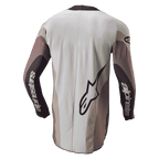 Alpinestars 2024 Techstar Pneuma Jersey, camisola de motocross, vista traseira em Areia Escura e Cinzento Poeira de Ferro, com um logótipo Alpinestars grande e marca nas mangas, corte atlético com painéis em blocos de cor e parte traseira estendida para maior cobertura