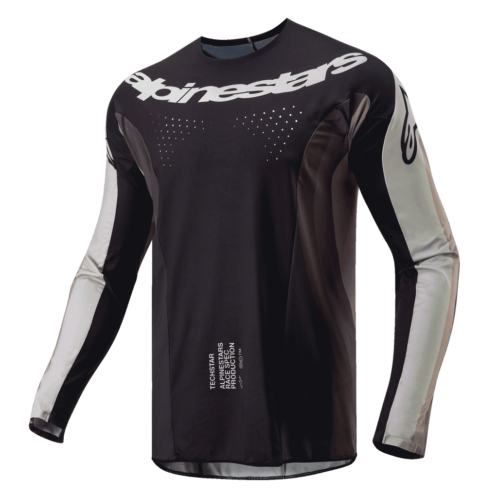Camisola Alpinestars 2024 Techstar Pneuma, camisola de motocross, Dark Sand e Iron Dust Gray, corpo principal em preto com painéis das mangas em cinzento claro, logótipo Alpinestars branco no peito, perfurações de ventilação cortadas a laser, equipamento de alta performance para todo-o-terreno
