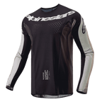 Camisola Alpinestars 2024 Techstar Pneuma, camisola de motocross, Dark Sand e Iron Dust Gray, corpo principal em preto com painéis das mangas em cinzento claro, logótipo Alpinestars branco no peito, perfurações de ventilação cortadas a laser, equipamento de alta performance para todo-o-terreno
