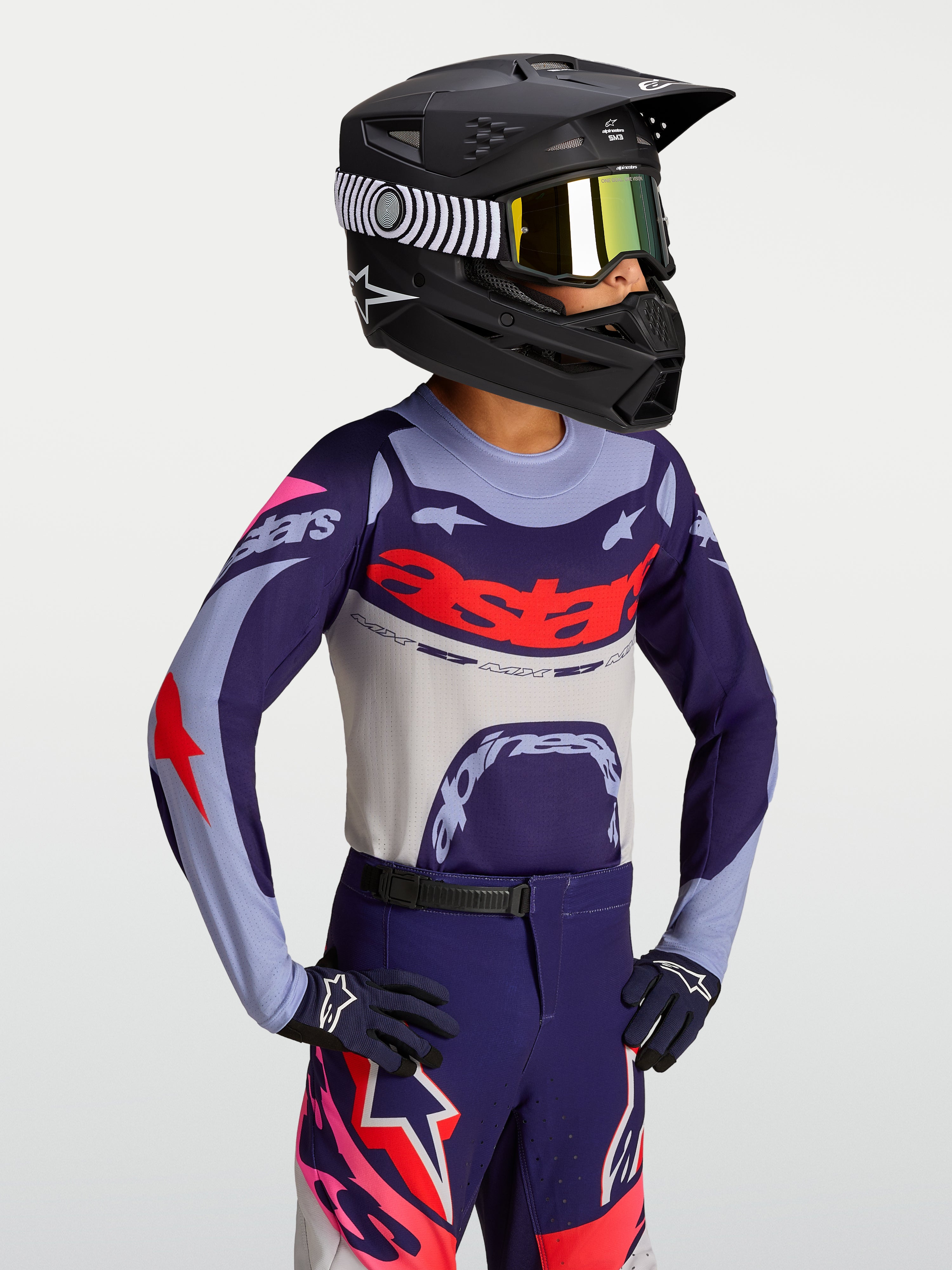 Alpinestars Camisola Supertech Dyna Jovem, camisola de motocross roxa e vermelha com ajuste atlético race-fit em modelo.