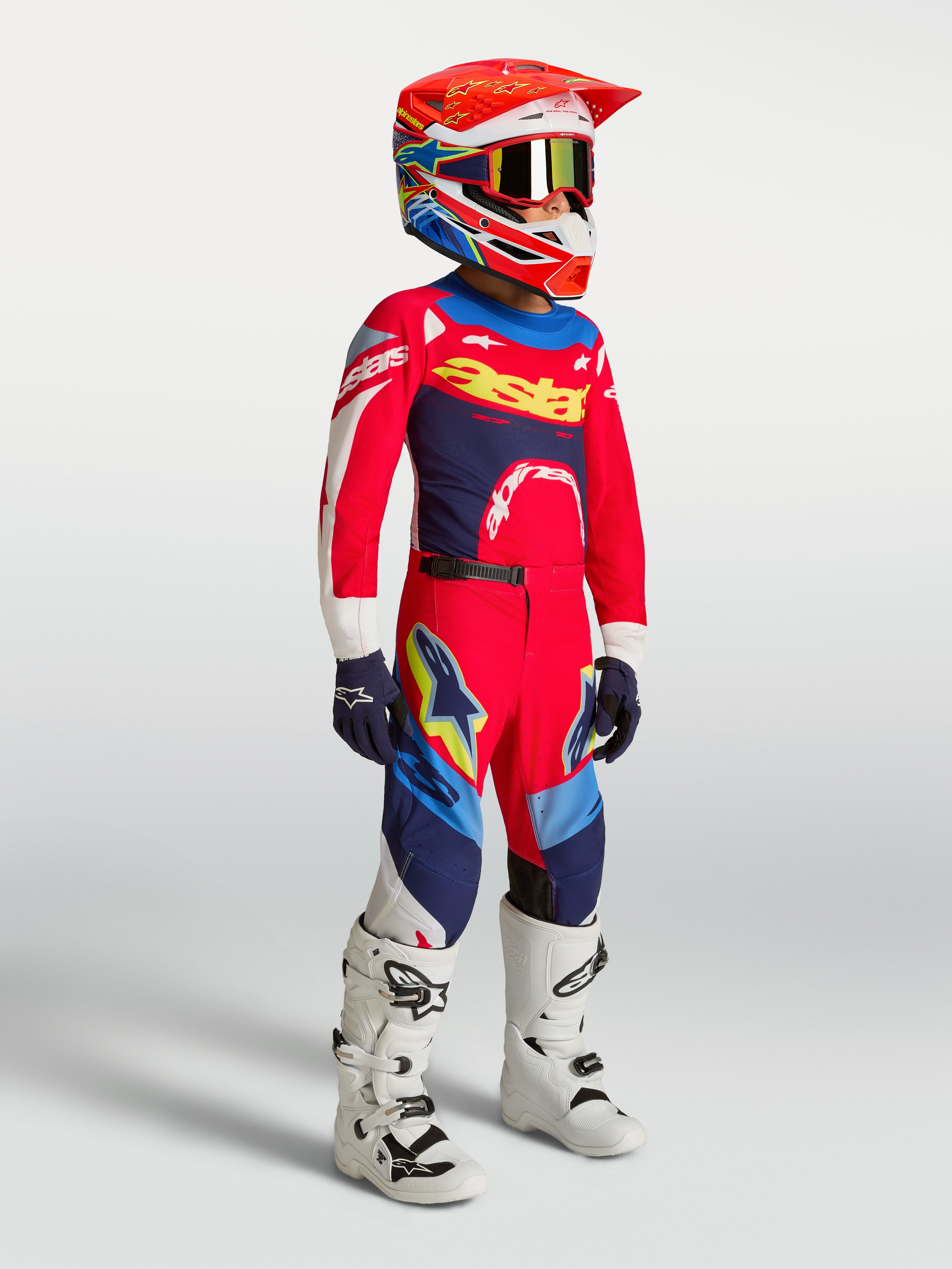 Alpinestars Juventude Supertech Dyna Gear Set e camisola, kit de motocross para jovens, vermelho e azul-marinho, com botas de moto brancas.