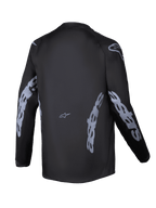 Alpinestars 2025 Youth Racer Graphite Jersey, vista traseira, preta e cinzenta, camisola de motocross de manga comprida com logótipos Alpinestars cinzentos nas mangas e laterais, tecido que absorve a humidade e corte traseiro alongado para condução todo-o-terreno