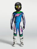 Alpinestars Juventude Supertech Maven Gear Set, conjunto de motocross azul e branco com detalhes rosa e verde, em modelo.