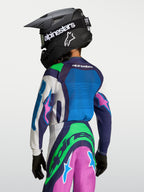 Alpinestars Supertech Maven Jovem, camisola de motocross azul e verde, vista traseira com capacete.