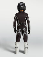 Alpinestars camisola e conjunto juventude Fluid Apex V2, kit de motocross preto e prateado com botas brancas, vista traseira.