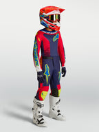 Alpinestars Juventude Fluid Drag Gear Set 2027, conjunto de motocross azul marinho e vermelho vivo com botas brancas.