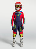 Alpinestars Juventude Fluid Drag Gear Set, equipamento de motocross para jovens, azul-marinho e vermelho com botas brancas.