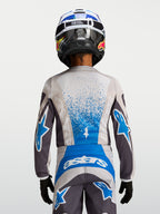 Alpinestars Camisola Fluid Drag Jovem 2027, camisola de motocross para jovens, cinzenta e azul, vista traseira, construção em polifabric respirável com gráficos dinâmicos.