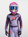 Camisola Alpinestars Fluid Hunt Jovem 2027, camisola de motocross roxa e rosa fluo, modelo com capacete e óculos.