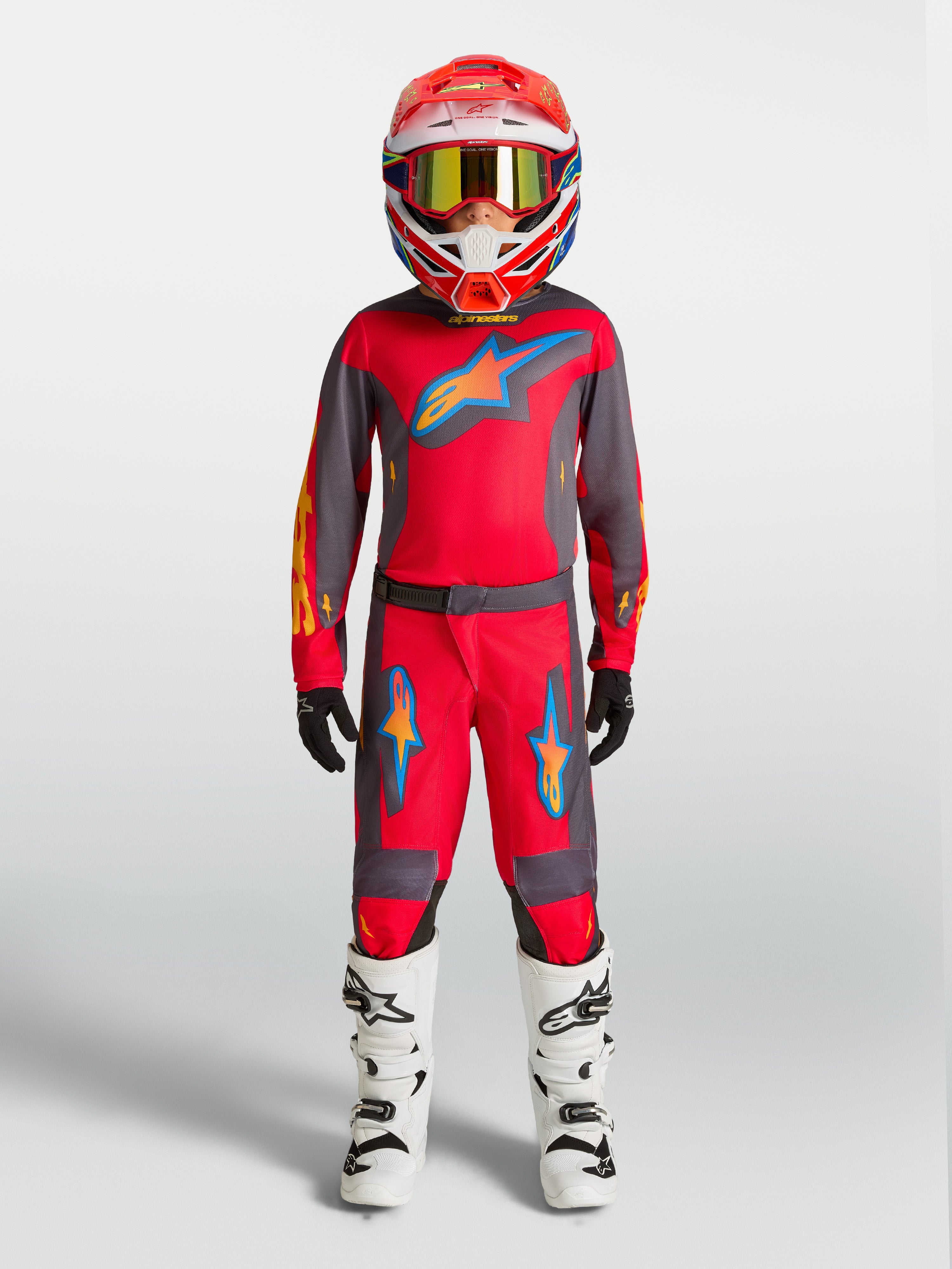 Alpinestars camisola e conjunto Fluid Hunt juventude 2027, equipamento de corrida e motocross vermelho e cinzento, no modelo.