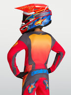 Alpinestars Camisola Fluid Hunt Juventude, camisola de motocross vermelha e cinzenta, vista traseira, ajuste atlético.