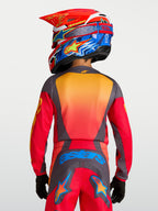 Alpinestars Camisola Fluid Hunt Juventude, camisola de motocross vermelha e cinzenta, vista traseira para jovens pilotos.