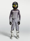 Alpinestars Juventude Fluid Amber Gear Set, conjunto de motocross cinzento e areia para jovens, com capacete e botas brancas.
