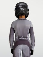 Alpinestars Camisola Fluid Amber Jovem 2027, camisola de motocross para juventude, cinzenta e areia, vista traseira, tecido respirável para desempenho em todo-o-terreno