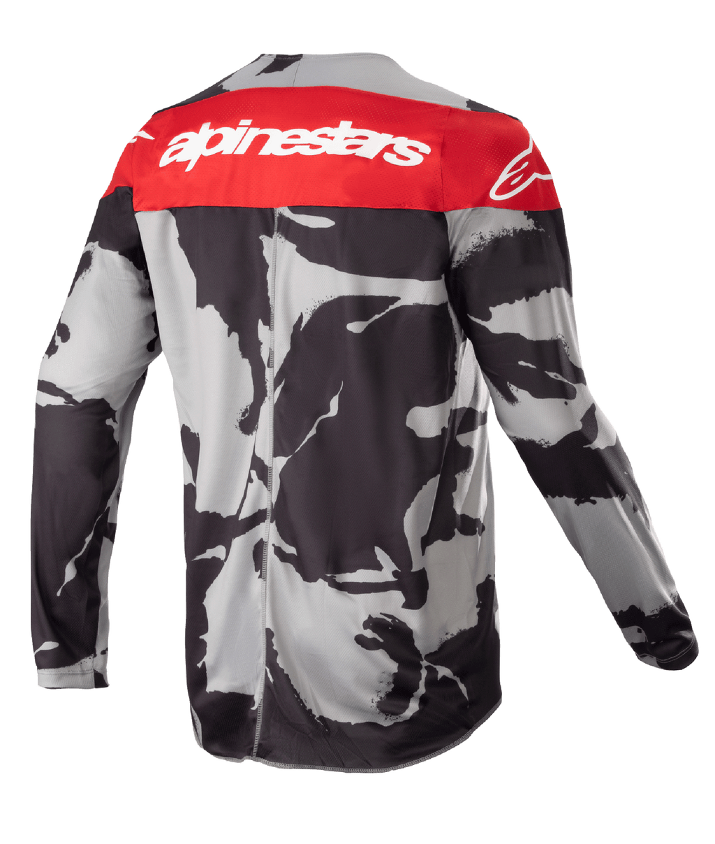 Camisola Alpinestars Youth 2023 Racer Tactical, camisola de motocross, Cast Gray Camo e Mars Red, vista traseira com um painel vermelho nos ombros com a marca Alpinestars em branco, padrão de camuflagem abstrato em preto e cinzento, equipamento leve com absorção de humidade para corridas de todo-o-terreno