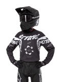 Alpinestars 2024 Youth Racer Hana Jersey, camisola de motocross para jovens, preta e branca com gráficos 'Astars' e 'Alpinestars' destacados, gola elástica, punhos ajustados, design desportivo e resistente para todo-o-terreno