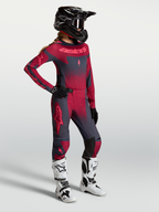Alpinestars Stella Techstar Swan Gear Set e calças, equipamento de motocross para mulher, vermelho carmesim e cinzento escuro.