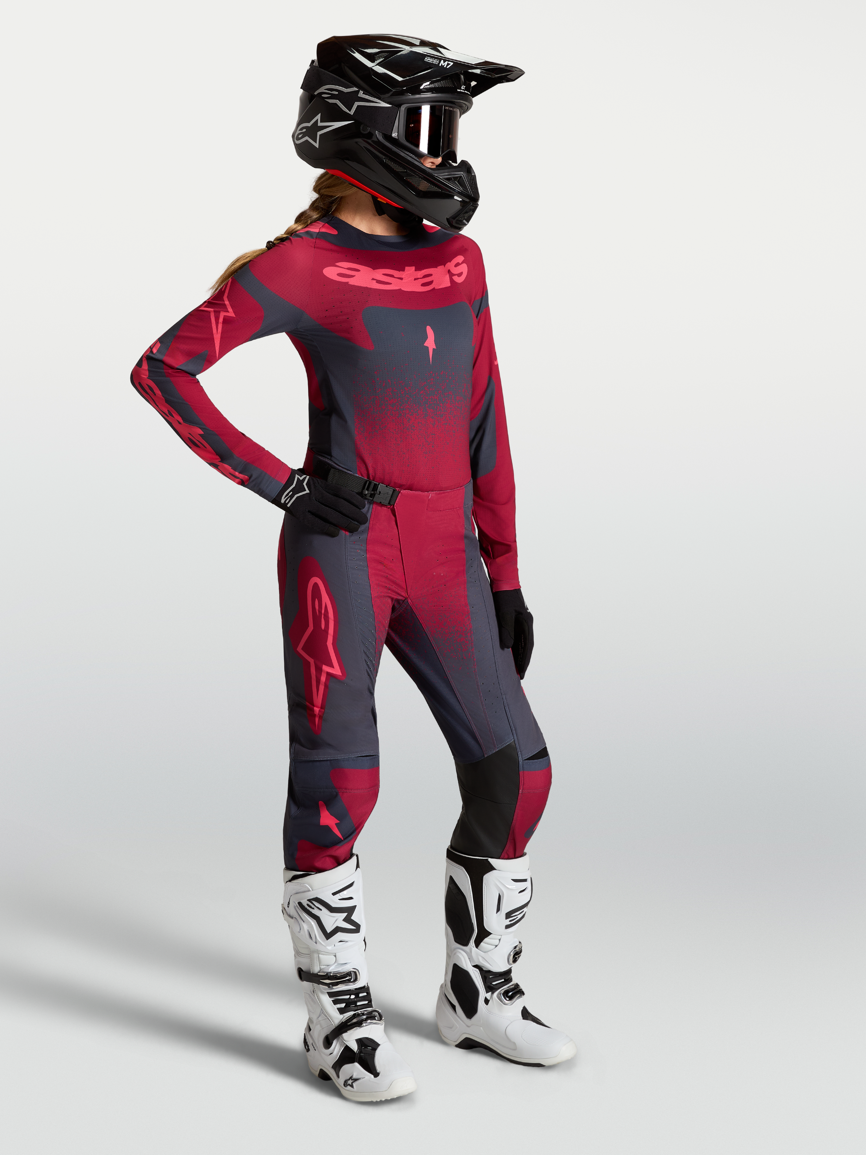 Alpinestars Stella Techstar Swan Gear Set e calças, equipamento de motocross para mulher, vermelho carmesim e cinzento escuro.