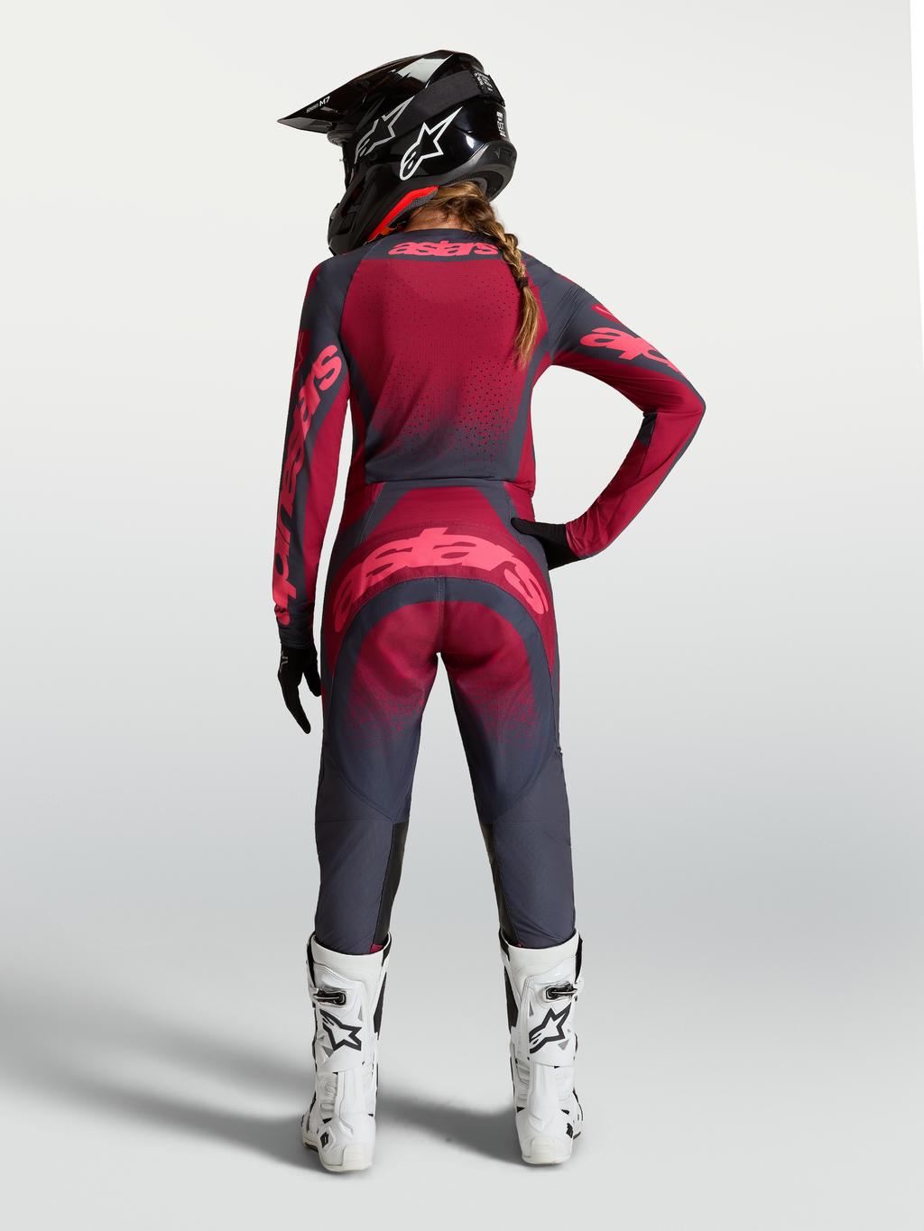 Alpinestars Stella Techstar Swan, conjunto e calças de motocross para mulher, cinzento e vermelho, vista traseira.
