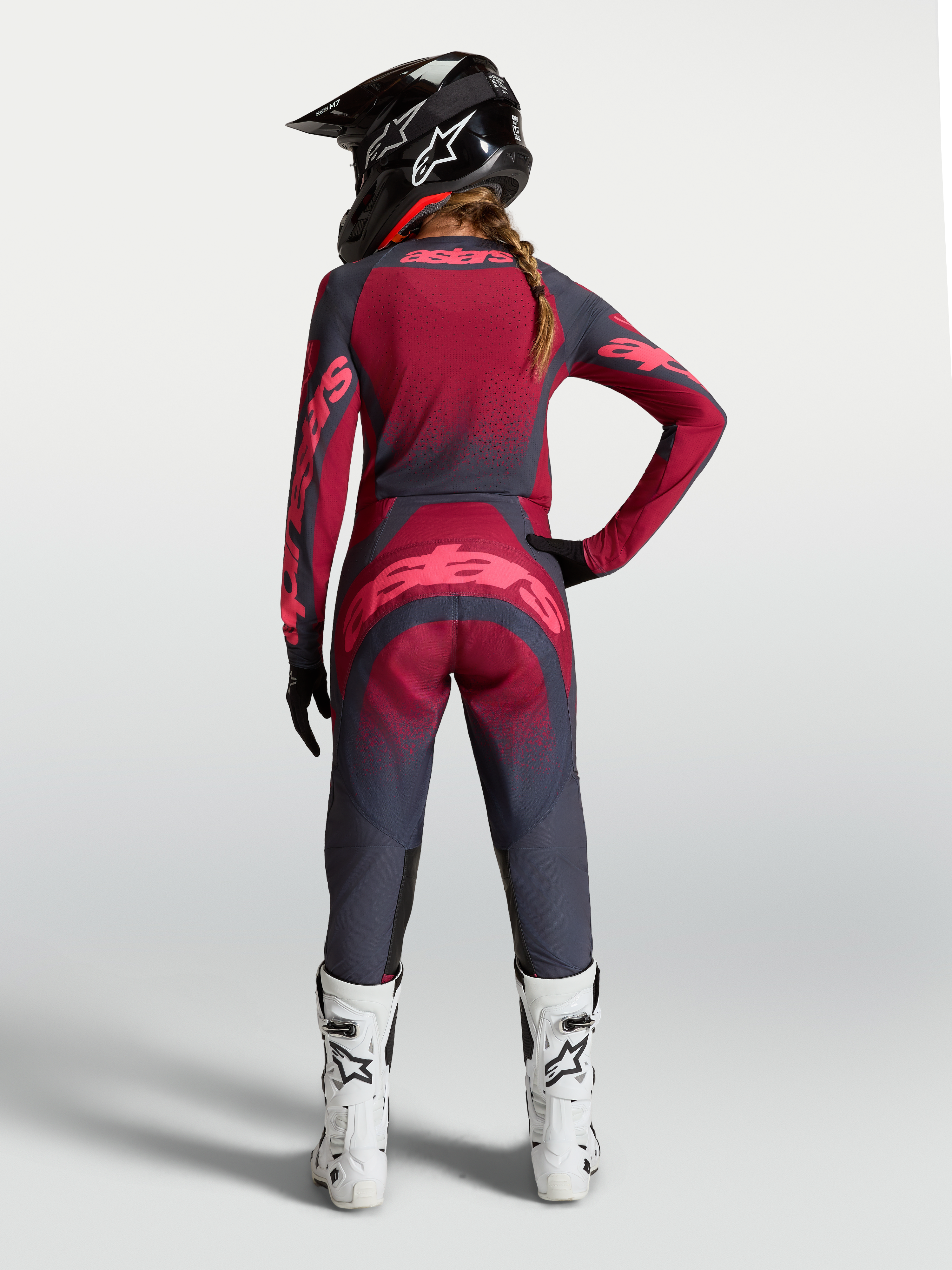 Alpinestars Stella Techstar Swan, conjunto e calças de motocross para mulher, cinzento e vermelho, vista traseira.