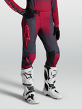 Alpinestars calças Stella Techstar Swan para mulher, motocross, carmesim e cinzento escuro, com botas Tech 10 brancas.