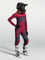 Alpinestars Stella Techstar Swan, camisola de motocross para mulher, vermelho e cinzento escuro, mostrada em modelo.