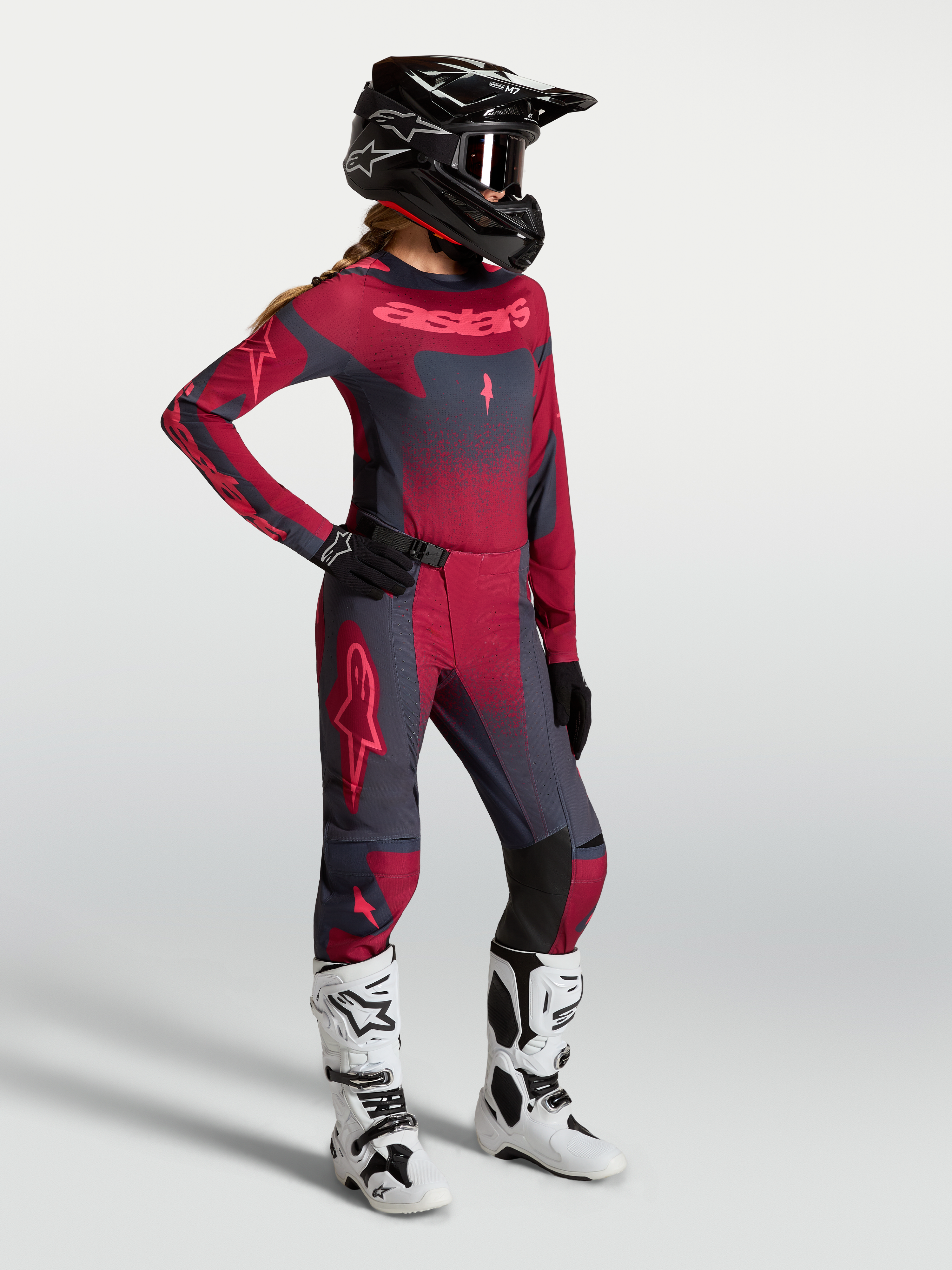 Alpinestars Stella Techstar Swan, camisola de motocross para mulher, vermelho e cinzento escuro, mostrada em modelo.