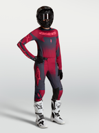 Alpinestars Stella Techstar Swan, camisola e conjunto de motocross para mulher, vermelho e cinzento escuro, botas brancas.