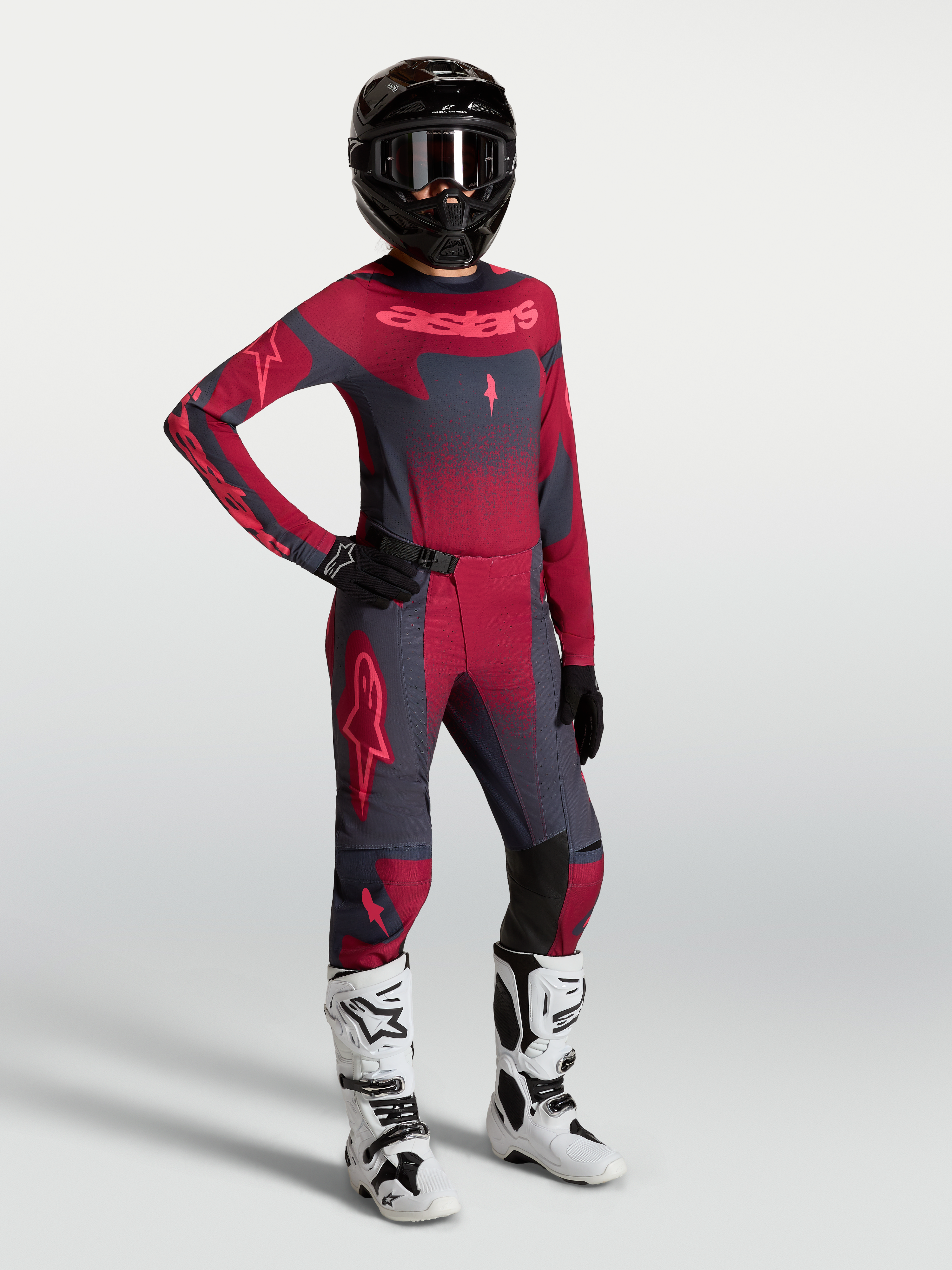Alpinestars Stella Techstar Swan, camisola e conjunto de motocross para mulher, vermelho e cinzento escuro, botas brancas.
