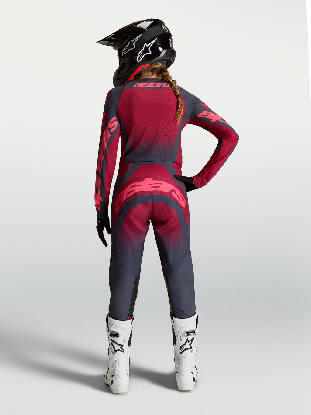 Alpinestars Stella Techstar Swan, camisola de motocross para mulher, vermelha e cinzenta, ventilada, vista traseira no modelo.