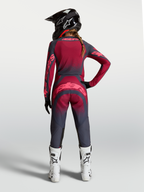 Alpinestars Stella Techstar Swan, camisola de motocross para mulher, vermelha e cinzenta, ventilada, vista traseira no modelo.