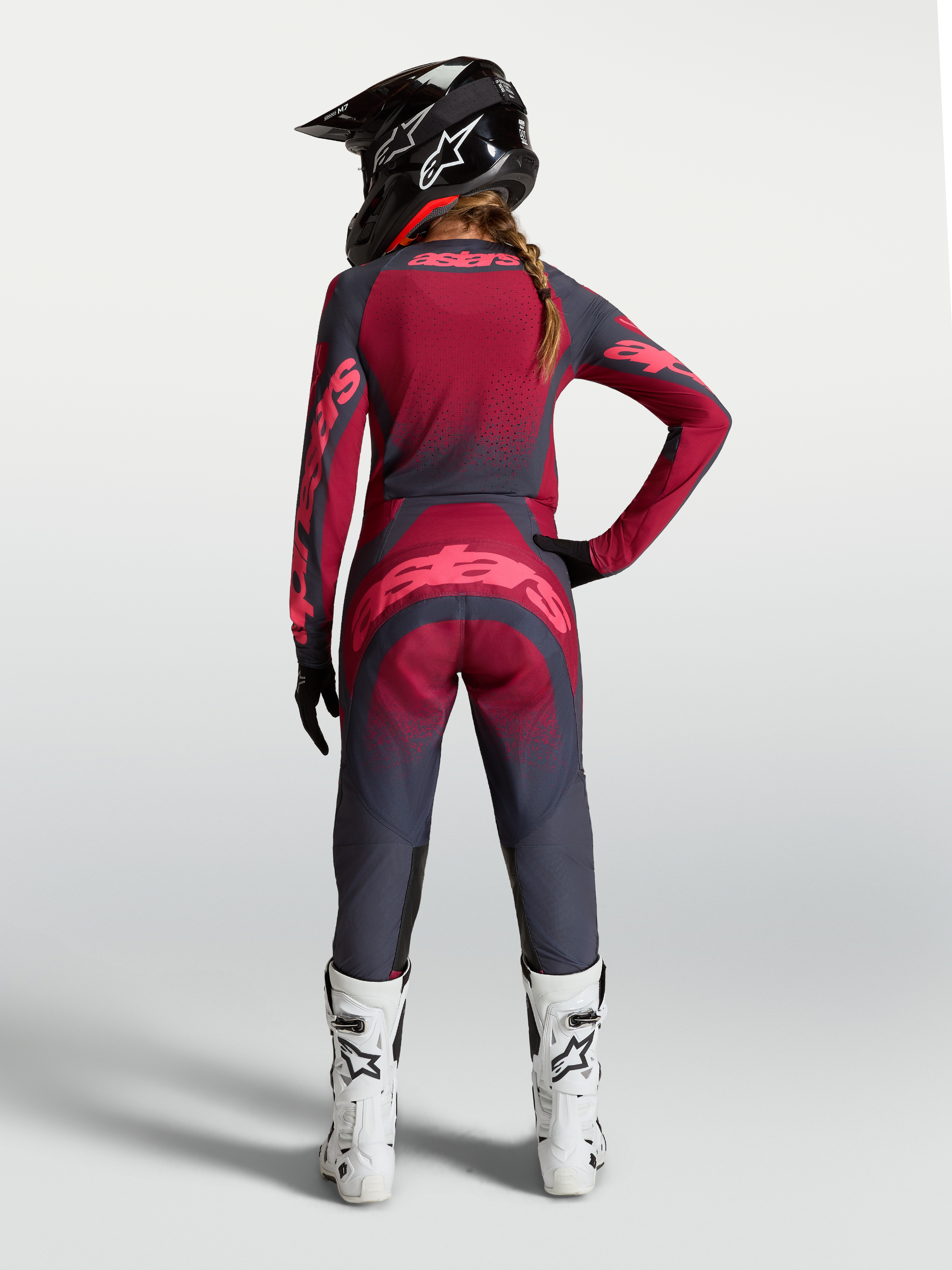 Alpinestars Stella Techstar Swan, camisola de motocross para mulher, vermelha e cinzenta, ventilada, vista traseira no modelo.